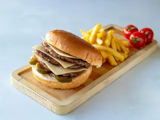 Trodupli halapenjo burger i pomfrit 