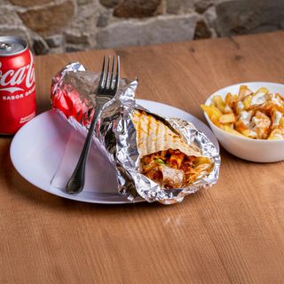 Durum Rollo Con Patatas Y Bebida