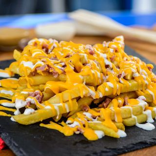 Patatas con cheddar y bacon