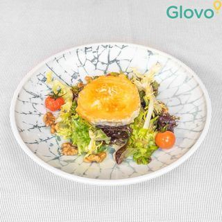 Ensalada de lechuga viva, queso de cabra, manzana dulce,