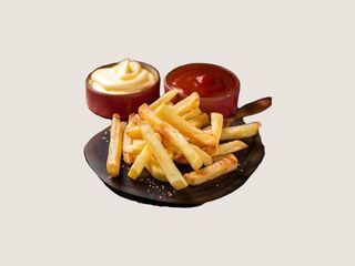 Порция картофи с кетчуп и майонеза