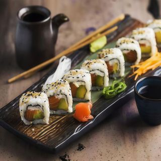 Uramaki shake avocado (8 piezas) (Uramaki de salmón y aguacate)