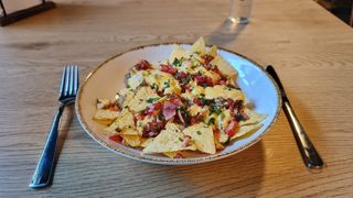 Nachos cu sos chedar si bacon