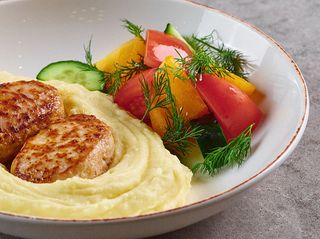 Курячі котлетки з картопляним пюре, свіжими овочами та домашньою олією (360g)