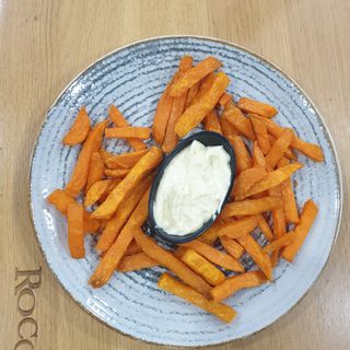 Хрупкав сладък батат с чедър сос 