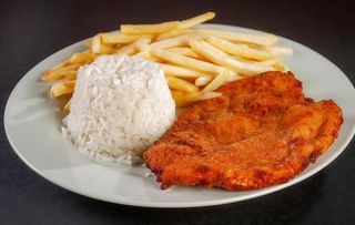 Bifes de Frango Grelhados Com Batata Frita e Arroz