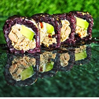 Uramaki sake cotto nero