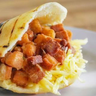 AREPA  DE CHICHARRONES  Y QUESO