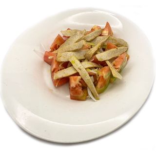 Tomate, cebolla tierna y lata de ventresca de atún en AOVE