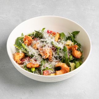 Салат с креветками, узбекскими томатами и авокадо