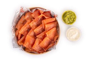 Rueda de salmón ahumado y guacamole con tostas (200g)