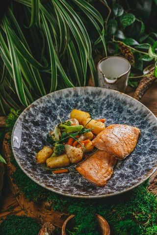 Семга с бланшированными овощами и сливочным песто