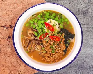 RAMEN z kurczakiem i fasolą edamame