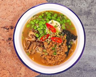 RAMEN z kurczakiem i fasolą edamame