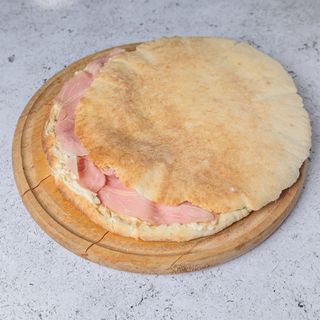 Lepinja sa kajmakom i plećkom