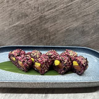 126 Uramaki black roll