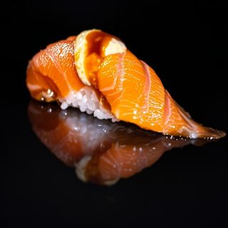 112. Nigiri Salmon Flameado 4P. Flamed Salmon Nigiri 4P
