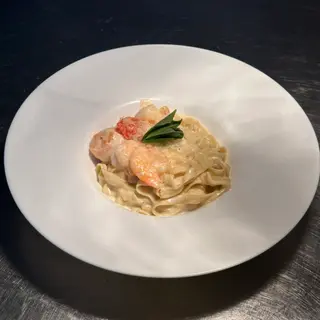 Fettucnie in sos alb cu creveti si parmezan