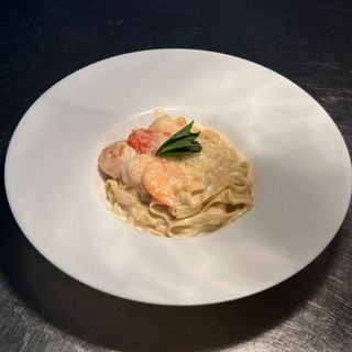 Fettucnie in sos alb cu creveti si parmezan