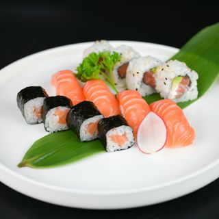 54 Sushi mix salmone