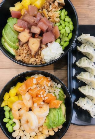 Combo Pokes Medianos (2 Uds.) + Gyozas A Elección (6 Uds.)