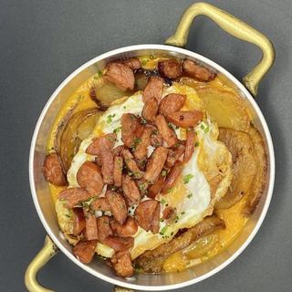 Huevos estrellados chistorra