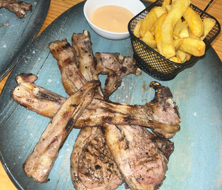 Chuletas De Cordero A La Plancha Con Guarnición
