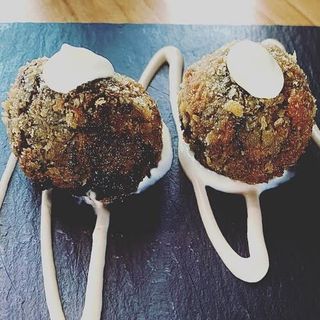 Croquetas cremosas de chipirones en su tinta (1 ud.)