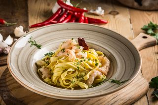 Tagliatelle con aceite, ajo y gambas