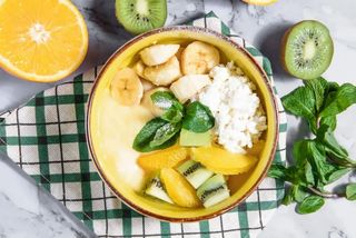 Творог с фруктами и йогуртом