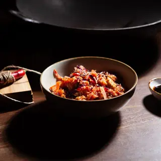 Chinese chicken cu garnitură și sos