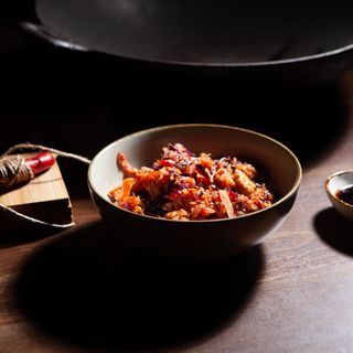 Chinese chicken cu garnitură și sos