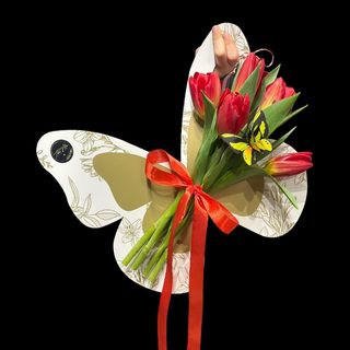 Fluture cu lalele rosii