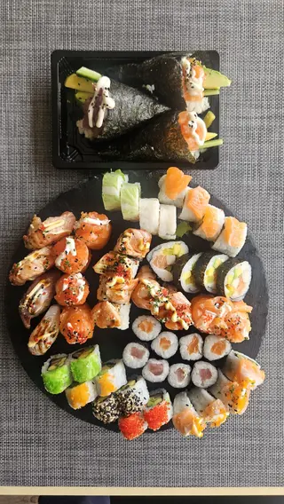 T602 - 48 Peças de Sushi Misto com Temaki de Salmão