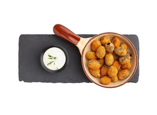 Панирани маслини с чеснов сос (200г)