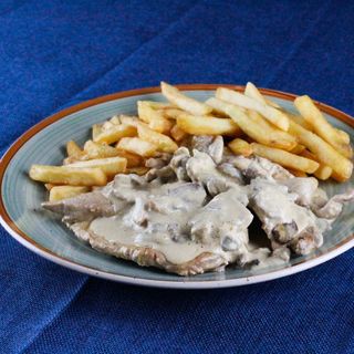 Bifinhos de Perú com Cogumelos com Batatas Fritas e Arroz