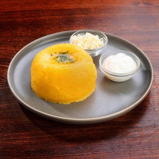 Mămăligă cu brânză de oi și smântână 