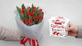 Zestaw Czerwone Tulipany 15 szt + Raffaello