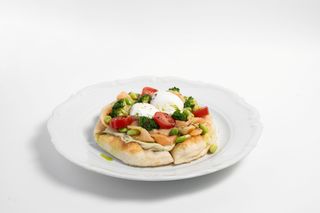 Хрустящая лепешка с лососем, брокколи и кремом из авокадо