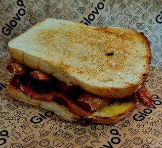 Sándwich Con 2 Chorizo Ingles y 2 Bacon A La Plancha