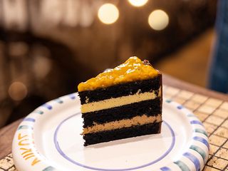 Шоколадний торт з білого та чорного шоколаду з компоте манго та маракуйя (200г)