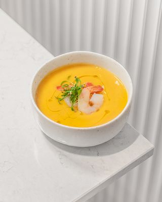 Supă de dovleac și ghimbir cu creveți