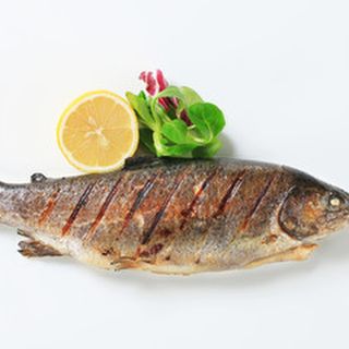 Пъстърва на тиган с картофи соте