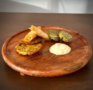Vejetaryen tabağı (2 falafel + 2 mücver + 2 sigara böreği) 