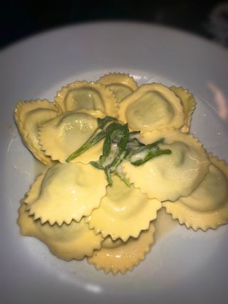 Ravioli de ricotta e spinaci con burro i salvia
