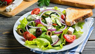 Salatka grecka z grzanką