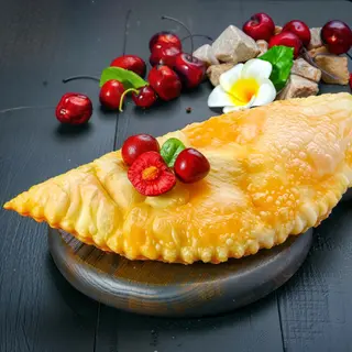 Чебурек з вишнею 200 гр 