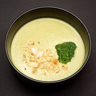 Крем-суп зі шпинатом та мигдалевими пластівцями (200г)