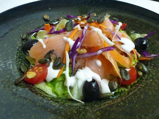 Salata sa dimljenim lososom-posno