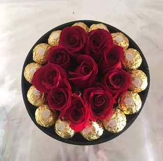 Box Rose Rouge Avec Des Boules Au Chocolat - Petite Taille